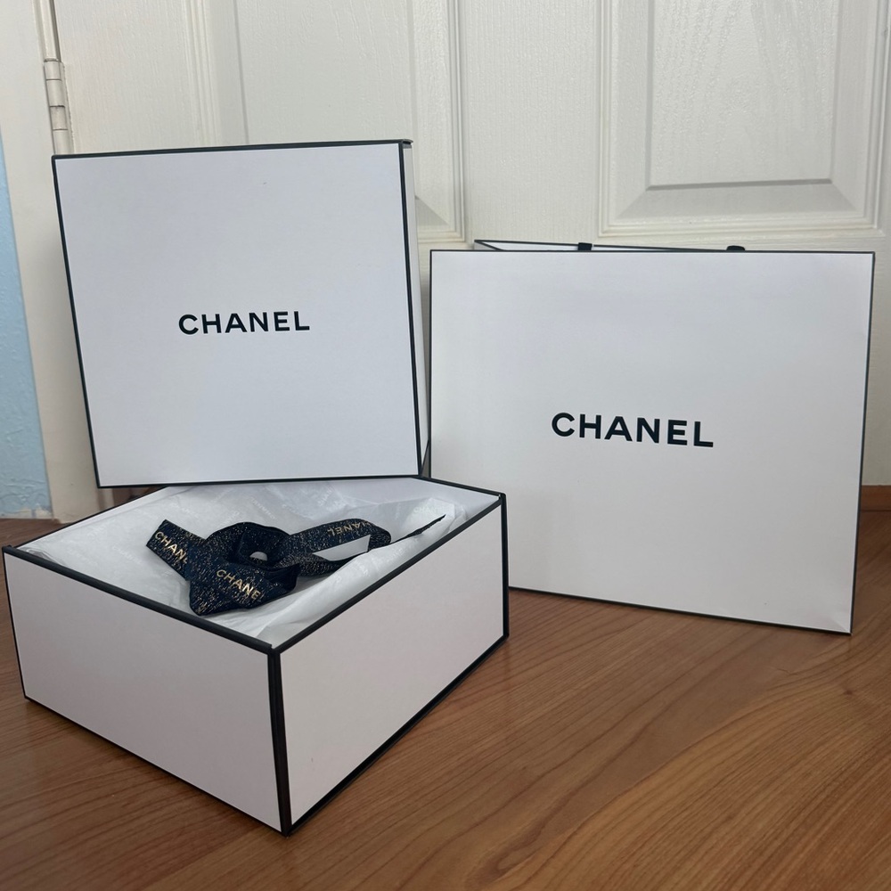 CHANEL White and Black Gift Box
